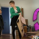 Zu dem Zeitpunkt hatte ihre Fernsehkarriere bereits an Fahrt aufgenommen: 2019 wurde "Meine Nachbarin mit dem dicken Hund" in der ARD ausgestrahlt. Zoë Valks spielte die titelgebende Hundebesitzerin - und wurde entgegen vieler späterer Rollen nicht als schwieriger Teenager, sondern als alleinerziehende Mutter besetzt.