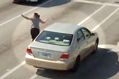 Polizeivideo aus Florida: Mutige Frau rettet bewusstlose Autofahrerin auf stark befahrener Kreuzung