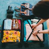 Eine Frau packt ihren Koffer