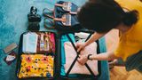Eine Frau packt ihren Koffer