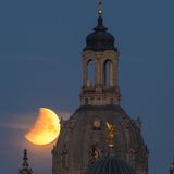 Der Mond geht am Montagmorgen hinter der Frauenkirche und der Kuppel der Kunstakademie in Dresden unter. Hier war die Mondfinsternis zwar nicht als totale, sondern als partielle sichtbar, aber dennoch eindrücklich. 