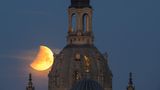 Der Mond geht am Montagmorgen hinter der Frauenkirche und der Kuppel der Kunstakademie in Dresden unter. Hier war die Mondfinsternis zwar nicht als totale, sondern als partielle sichtbar, aber dennoch eindrücklich. 
