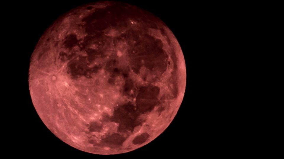 Der Mond leuchtet rötlich als "Blutmond" über Rio de Janeiro