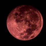 Der Mond leuchtet rötlich als "Blutmond" über Rio de Janeiro