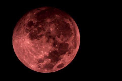 Der Mond leuchtet rötlich als "Blutmond" über Rio de Janeiro