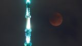 Der "Blutmond" bei der totalen Mondfinsternis – im Vordergrund die Spitze des One World Trade Center in New