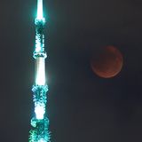 Der "Blutmond" bei der totalen Mondfinsternis – im Vordergrund die Spitze des One World Trade Center in New
