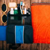 Ein Kulturbeutel samt Inhalt