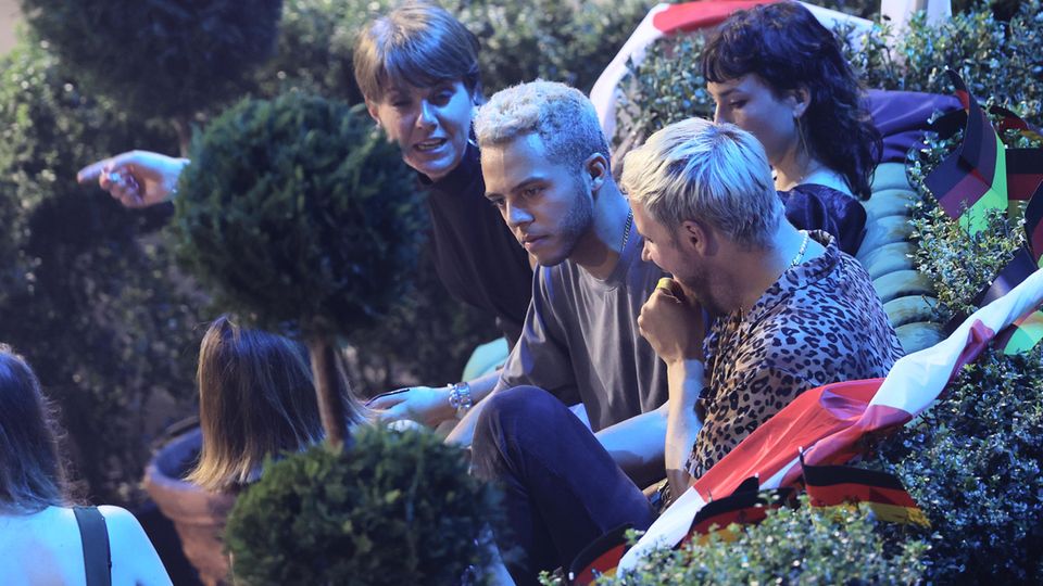 Malik Harris sitzt im Greenroom in Turin und verfolgt die Punktevergabe