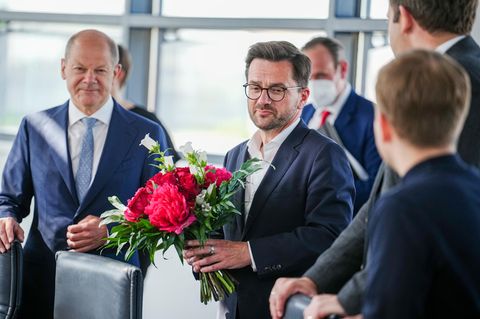 Scholz Kutschaty Blumen SPD nach NRW-Wahl