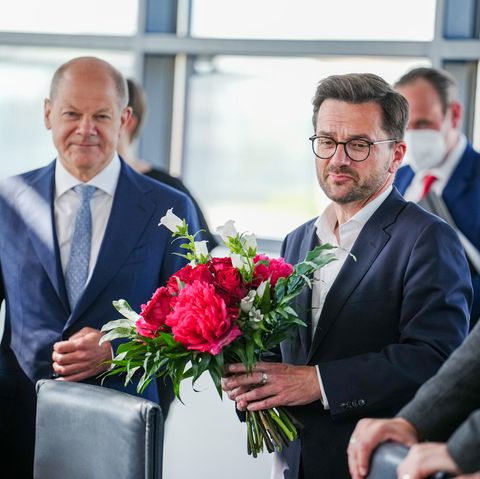 Scholz Kutschaty Blumen SPD nach NRW-Wahl