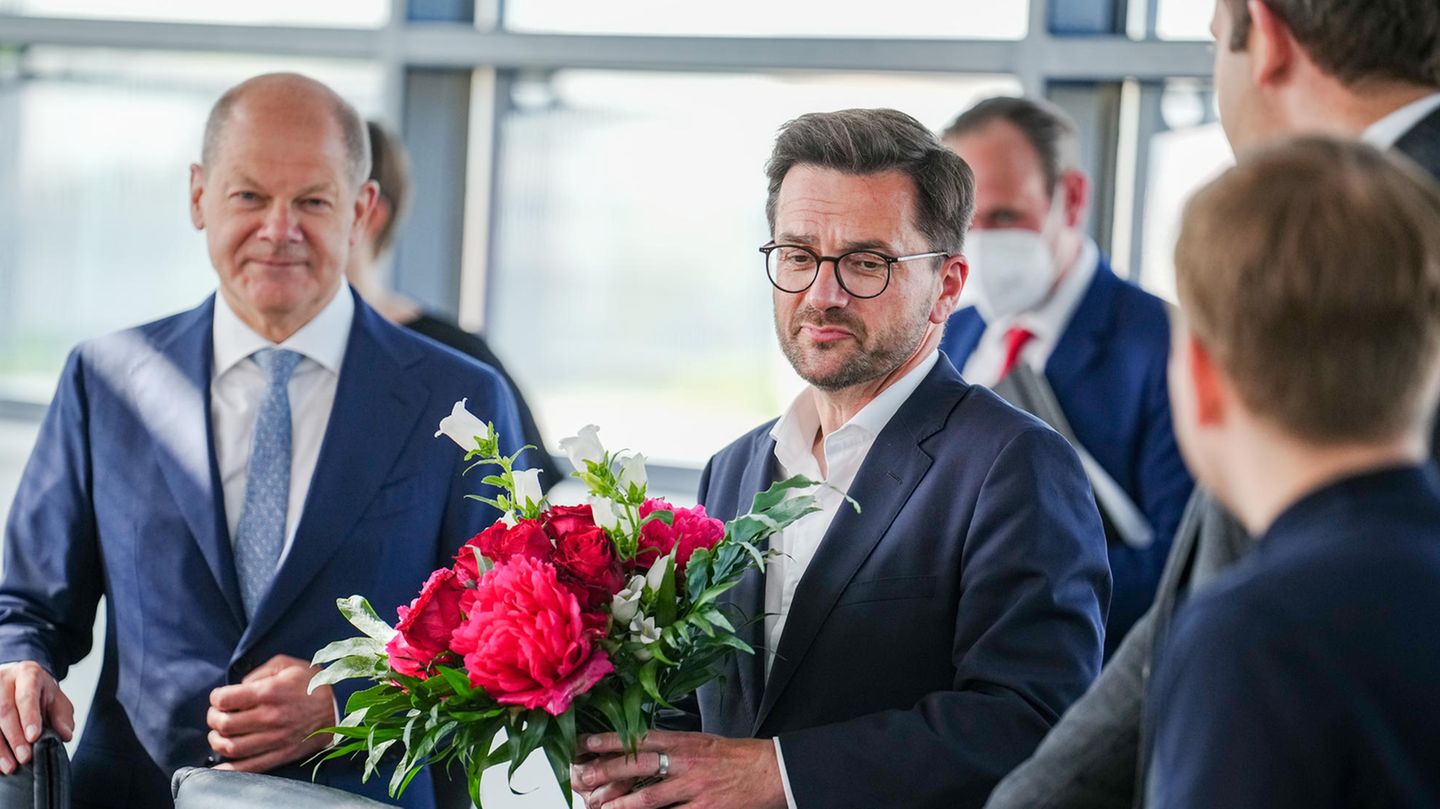 Scholz Kutschaty Blumen SPD nach NRW-Wahl