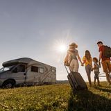 Eine Familie geht zum Wohnwagen