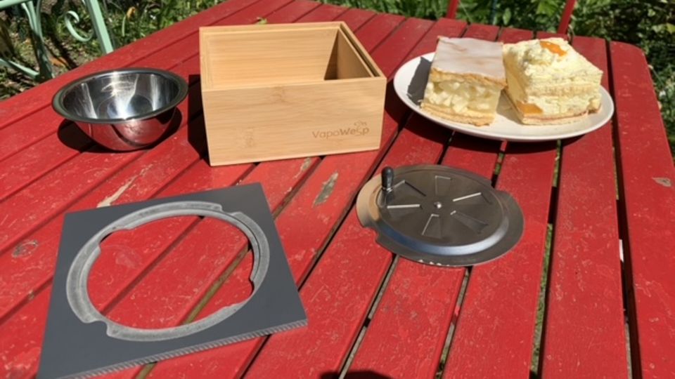 VapoWesp aus DHDL Holzbox, Schale, Rahmen und Deckel stehen neben dem Wespenköder.