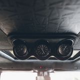 Instrumente in der Decke zeigen im Brabus 900 Rocket Edition auch den Passagieren in der zweiten Reihe wichtige Daten an