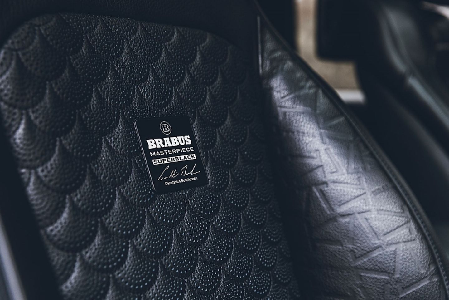 Kunstvoll gestepptes Leder im Brabus 900 Rocket Edition
