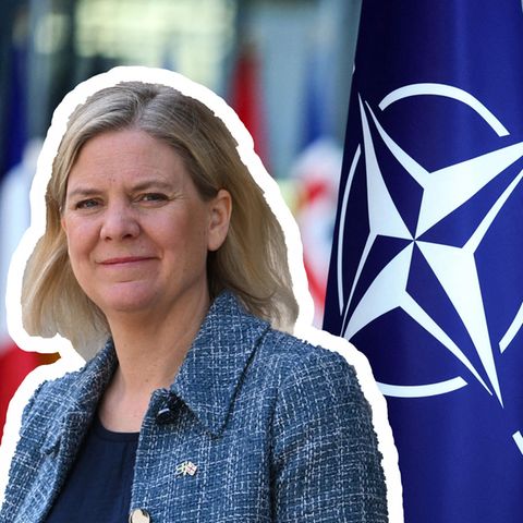 Die Ministerpräsidentinnen Magdalena Andersson aus Schweden (links) und Sanna Marin aus Finnland vor einer Nato-Flagge