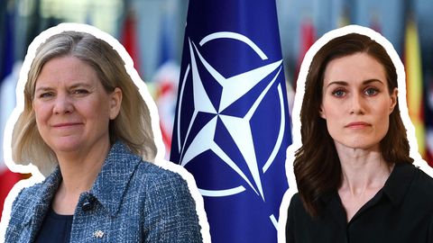 Die Ministerpräsidentinnen Magdalena Andersson aus Schweden (links) und Sanna Marin aus Finnland vor einer Nato-Flagge