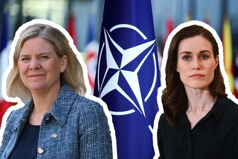 Die Ministerpräsidentinnen Magdalena Andersson aus Schweden (links) und Sanna Marin aus Finnland vor einer Nato-Flagge