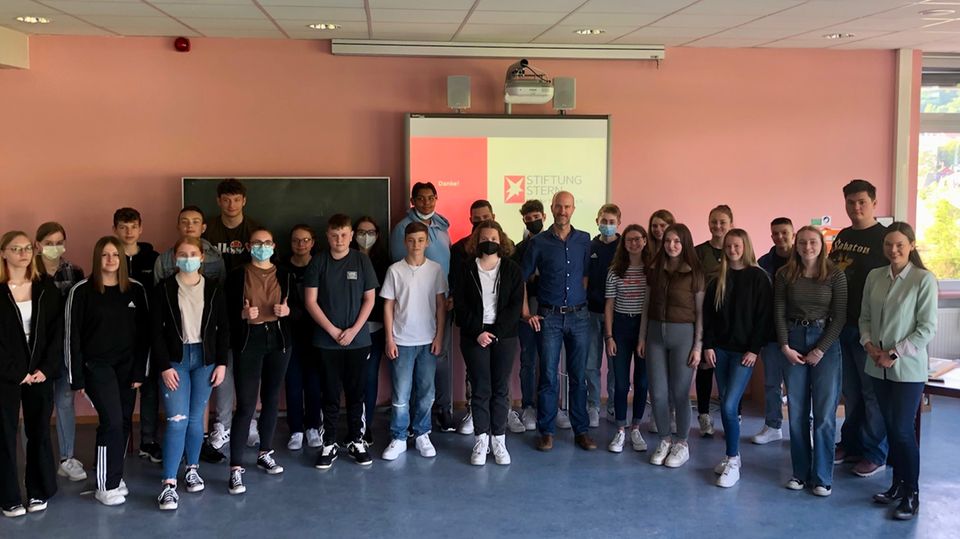 Gruppenbild mit Schülerinnen und Schülern Gruppenbild mit Schülerinnen und Schülern