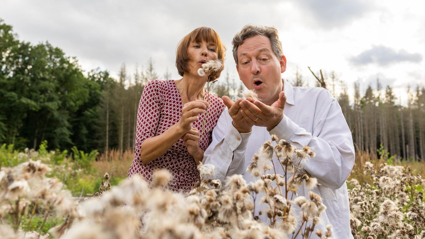 Annette Kehnel und Eckart von Hirschhausen in einer Wiese voll Pusteblumen Annette Kehnel und Eckart von Hirschhausen in einer Wiese voll Pusteblumen