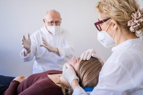 Albrecht und Gudrun Schmierer hypnotisieren eine Patientin