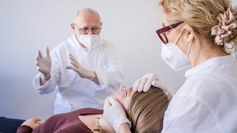 Albrecht und Gudrun Schmierer hypnotisieren eine Patientin