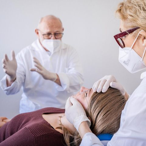 Albrecht und Gudrun Schmierer hypnotisieren eine Patientin