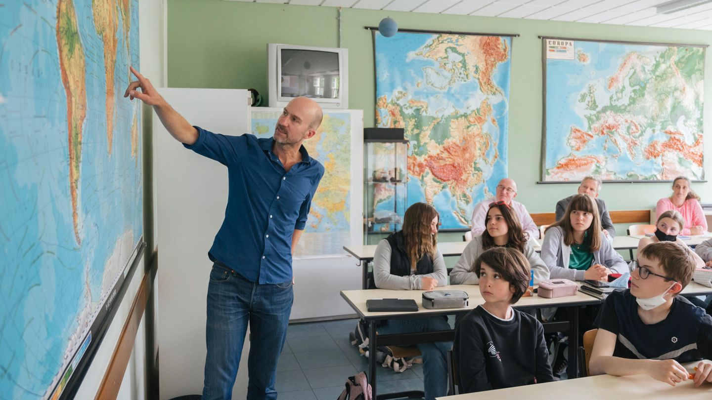 Stiftung-stern-Auslandskoordinator Marc Goergen zeigt einer Klasse auf eine Weltkarte, wo sich das afrikanische Dorf befindet