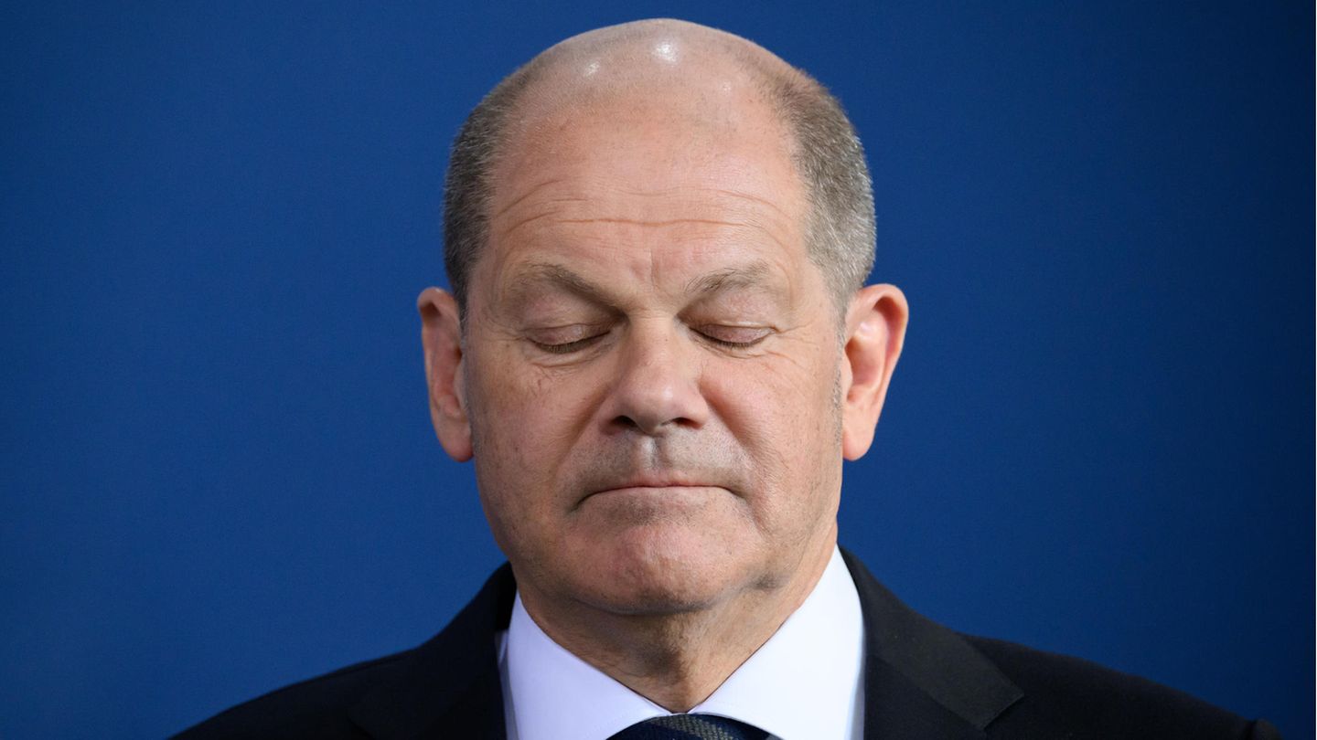 Bundeskanzler Olaf Scholz mit geschlossenen Augen