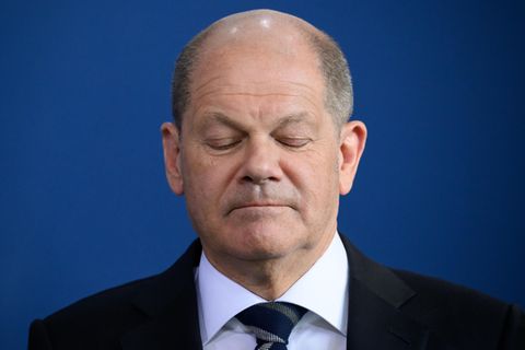 Bundeskanzler Olaf Scholz mit geschlossenen Augen