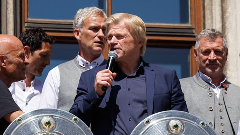 Oliver Kahn spricht auf der Meisterschaftsfeier des FC Bayern vom Rathausbalkon