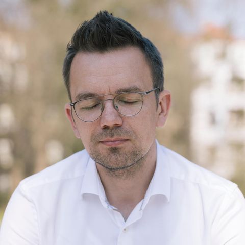 André Kalesse mit geschlossenen Augen