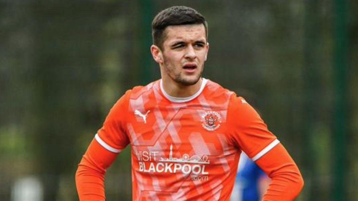 Jake Daniels: English footballer makes homosexuality public