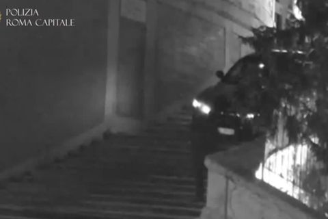 Kurioses Überwachungsvideo: Mann fährt mit Maserati nachts die Spanische Treppe runter – nun wird er angeklagt