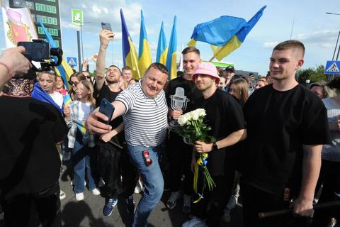 "Kalush Orchestra": Die ukrainischen ESC-Sieger kehren heim – und werden von jubelnden Fans empfangen