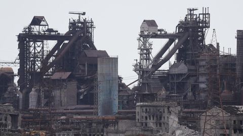 Blick auf das Azovstal-Werk in der ukrainischen Hafenstadt Mariupol
