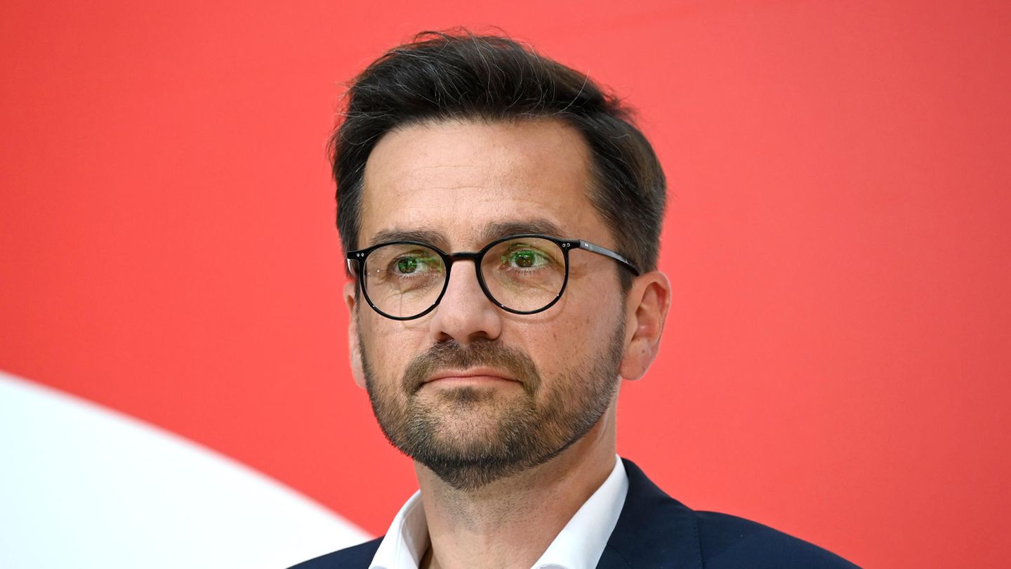 Thomas Kutschaty vor einer roten Wand Thomas Kutschaty vor einer roten Wand