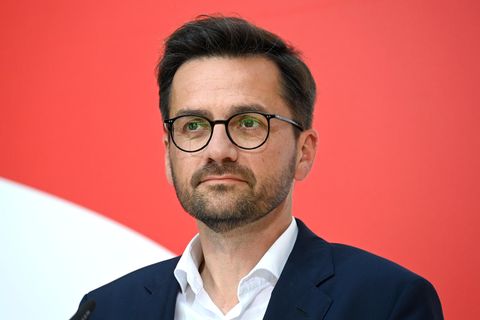 Thomas Kutschaty vor einer roten Wand