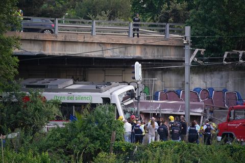 Polizisten und Rettungskräfte sind nach einem Zugunglück in Sant Boi nahe Barcelona im Einsatz