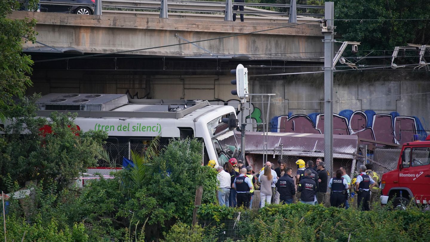 Polizisten und Rettungskräfte sind nach einem Zugunglück in Sant Boi nahe Barcelona im Einsatz