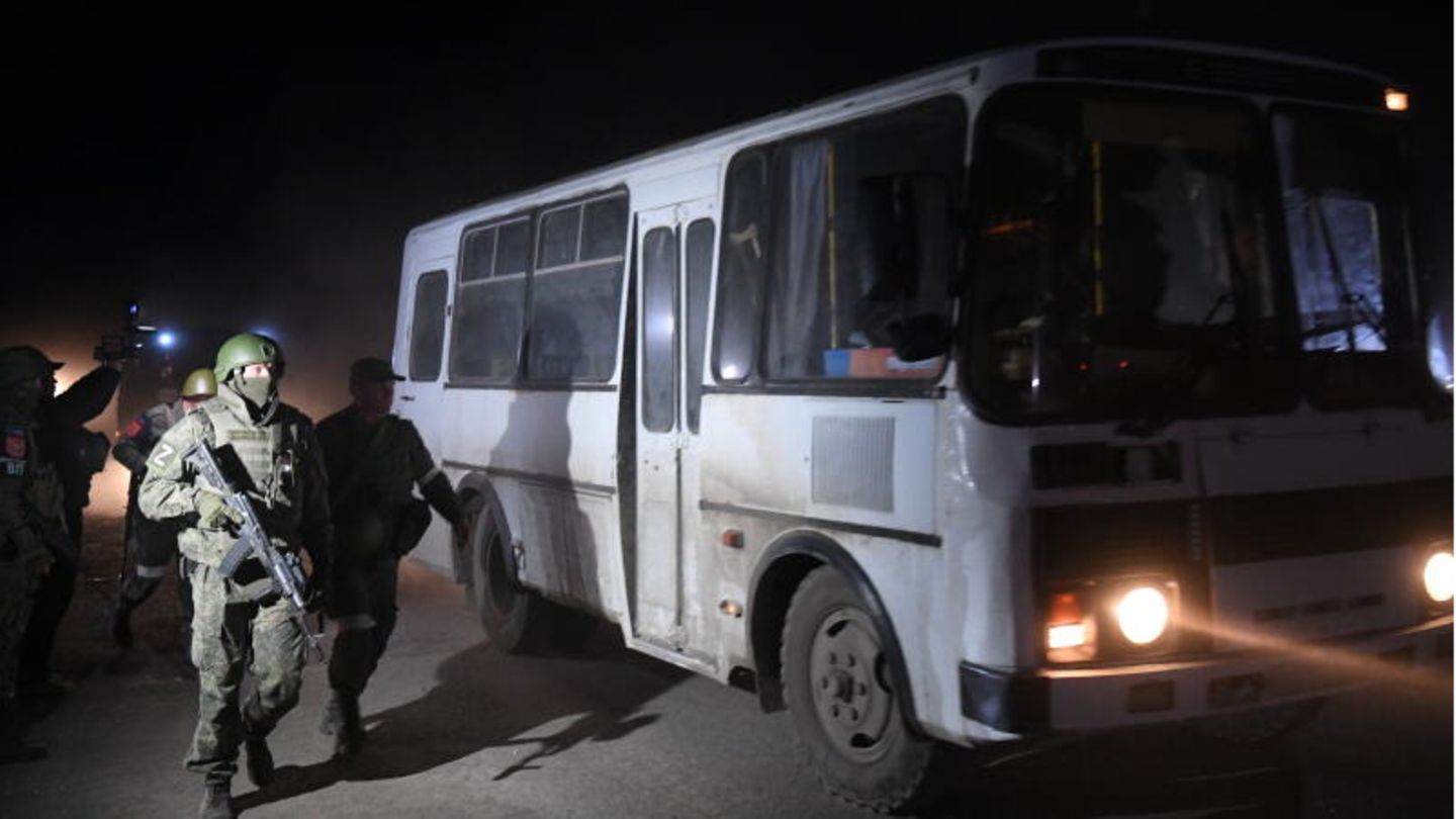 Steelworks in Mariupol: 264 Ukrainian soldiers evacuated (video)