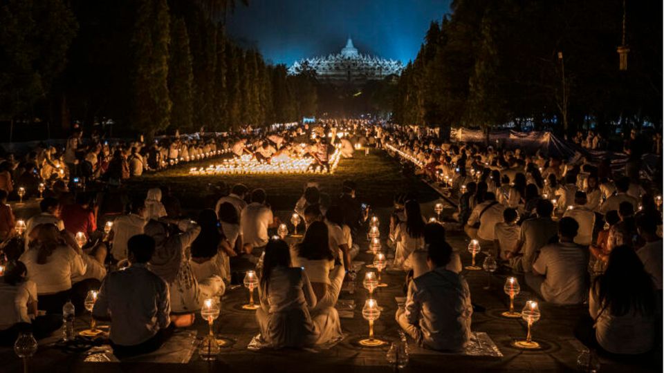 Buddhistische Gläubige und Touristen bereiten sich auf Feierlichkeiten vor