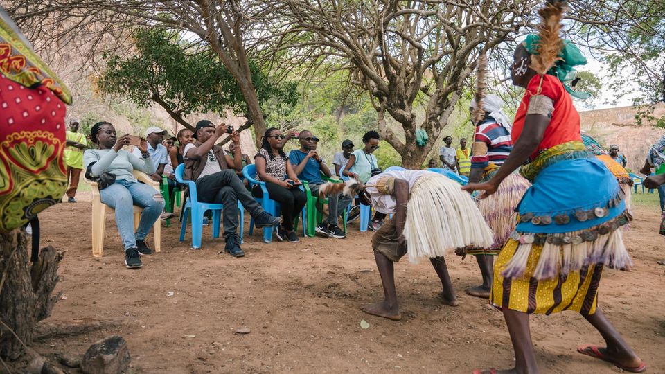 Projektdorf von stern und Welthungerhilfe: Kenianer entdecken die Kultur des eigenen Landes: Dorfbewohner zeigen einen traditionellen Tanz ihres Volkes, der Kamba Kenianer entdecken die Kultur des eigenen Landes: Dorfbewohner zeigen einen traditionellen Tanz ihres Volkes, der Kamba