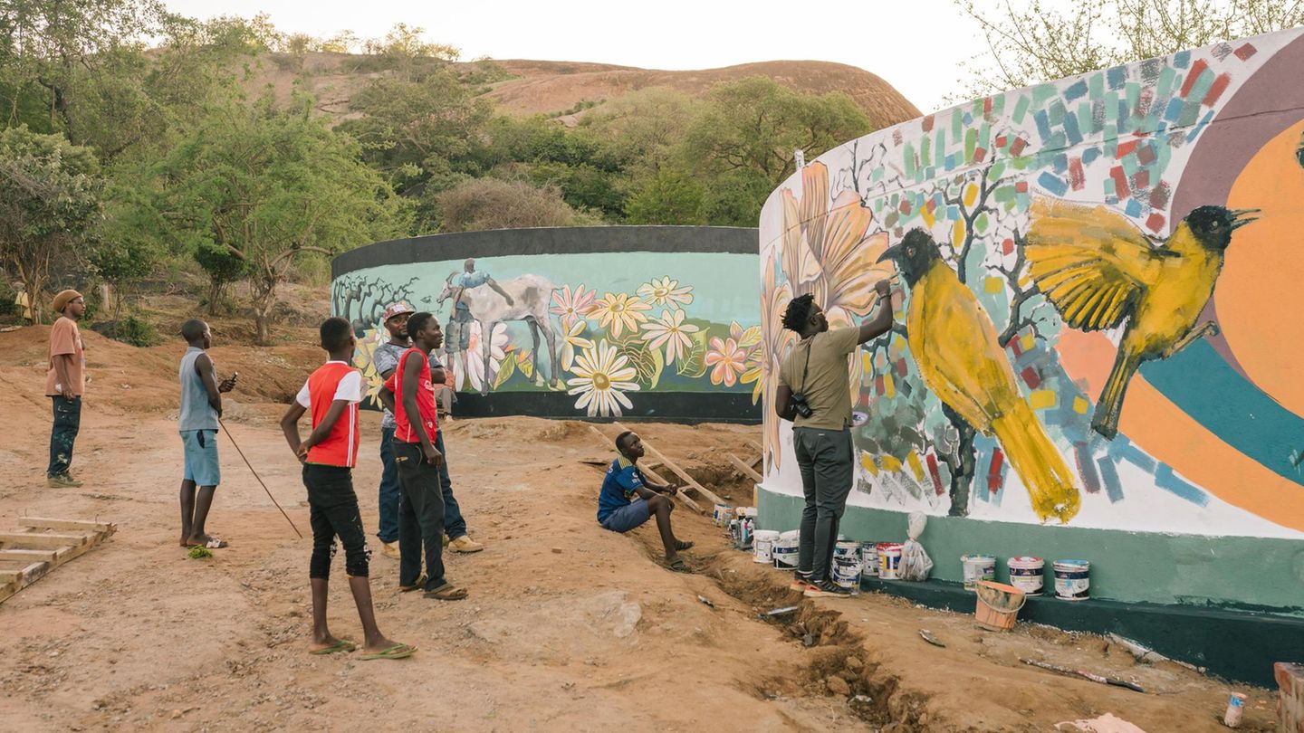 Der kenianische Künstler Coster Ojwang gestaltet einen der Tanks mit Motiven aus der Gegend, wie Webervögeln