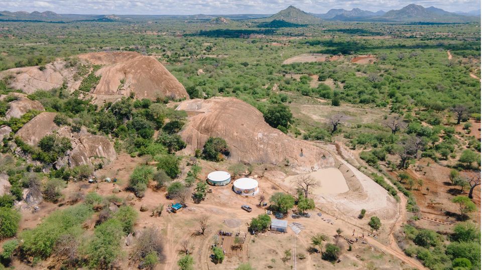 Ein Felsen, zwei Tanks, viel Weite: ein Blick auf die zentrale Projektarbeitsstelle in Kinakoni im Südosten von Kenia