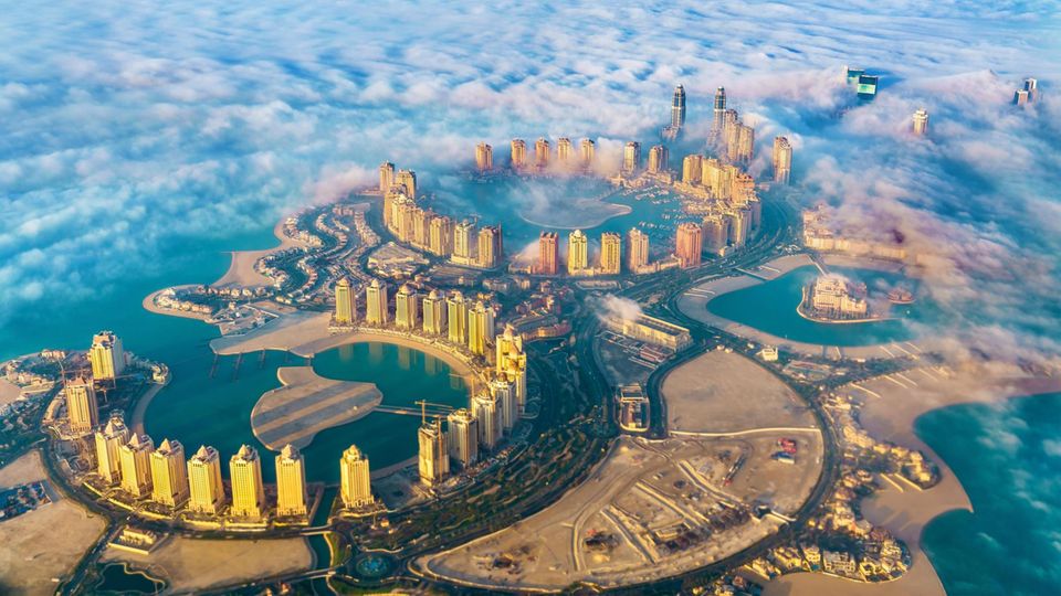 Katar - "The Pearl" im Morgennebel: Das exklusivste Viertel der katarischen Hauptstadt Doha liegt auf aufgeschüttetem Land im Meer