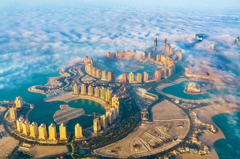 Katar - "The Pearl" im Morgennebel: Das exklusivste Viertel der katarischen Hauptstadt Doha liegt auf aufgeschüttetem Land im Meer