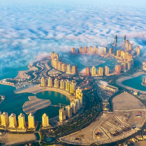 Katar - "The Pearl" im Morgennebel: Das exklusivste Viertel der katarischen Hauptstadt Doha liegt auf aufgeschüttetem Land im Meer