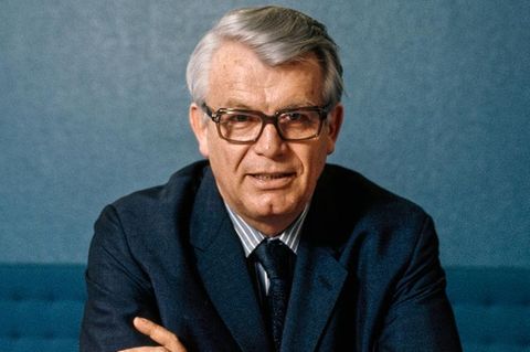 Henri Nannen an einem Tisch voll stern-Ausgaben